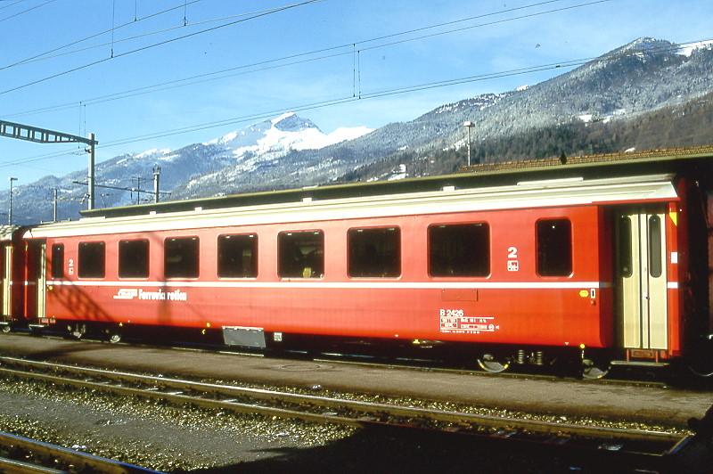 RhB - B 2426 am 28.02.1997 in Landquart - 2.Klasse Einheitspersonenwagen (Typ II) - �bernahme 26.07.1979 - FFA/SWP/RhB - Fahrzeuggewicht 15,00t - Sitzpl�tze 52/Stehpl�tze 24 - L�P 18,50m - zul�ssige Geschwindigkeit 90 km/h - �3=17.02.1995 - Logo RhB in italienisch - Klassezahlen klein, Griffstangen neben den T�ren entfernt, Taster neben den T�ren, Kennzeichnung an den Ecken gelb - Hinweis: Die Fahrzeugserie besteht aus 30 Wagen mit den Nummern 2421 bis 2450. 
