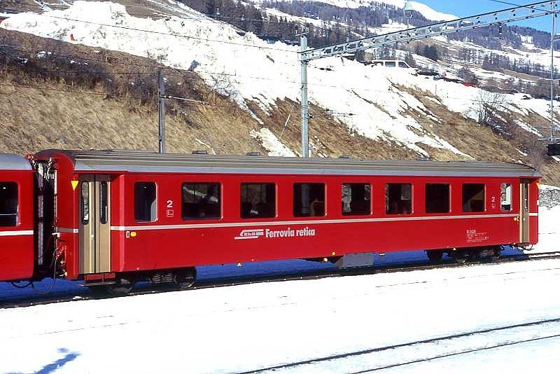 RhB - B 2426 am 01.02.1998 in Scuol - 2.Klasse Einheitspersonenwagen (Typ II) - �bernahme 26.07.1979 - FFA/SWP/RhB - Fahrzeuggewicht 15,00t - Sitzpl�tze 52/Stehpl�tze 24 - L�P 18,50m - zul�ssige Geschwindigkeit 90 km/h - �3=17.02.1995 - Logo RhB in italienisch - Klassezahlen klein, Griffstangen neben den T�ren entfernt, Taster neben den T�ren, Kennzeichnung an den Ecken gelb - Hinweis: Die Fahrzeugserie besteht aus 30 Wagen mit den Nummern 2421 bis 2450. 

