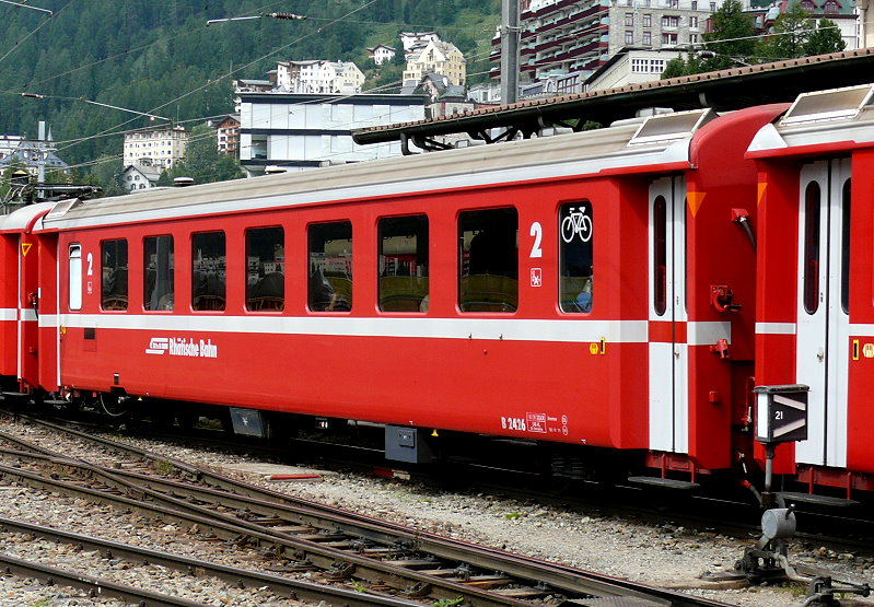 RhB - B 2426 am 20.07.2014 in St.Moritzl - 2.Klasse Einheitspersonenwagen (Typ II) - �bernahme 26.07.1979 - FFA/SWP/RhB - Fahrzeuggewicht 15,00t - Sitzpl�tze 52/Stehpl�tze 24 - L�P 18,50m - zul�ssige Geschwindigkeit 90 km/h - �3=17.02.1995 - Logo Graub�mdem in deutsch - Kennzeichnung an den Ecken orange - Hinweis: Die Fahrzeugserie besteht aus 30 Wagen mit den Nummern 2421 bis 2450. 
