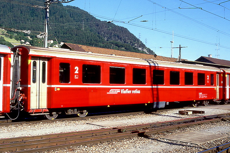 RhB - B 2427 am 07.06.1997 in Landquart - 2.Klasse Einheitspersonenwagen (Typ II) - �bernahme 24.08.1979 - FFA/SWP/RhB - Fahrzeuggewicht 15,00t - Sitzpl�tze 52/Stehpl�tze 24 - L�P 18,50m - zul�ssige Geschwindigkeit 90 km/h - �3=23.12.1993 - Logo RhB in r�toromanisch - Anschriftenfeld hoch, Klassezahlen gro�, Griffstangen neben den T�ren entfernt, gelbe Taster neben den T�ren, Kennzeichnung an den Ecken gelb - Hinweis: Die Fahrzeugserie bestand aus 30 Wagen mit den Nummern 2421 bis 2450. 
