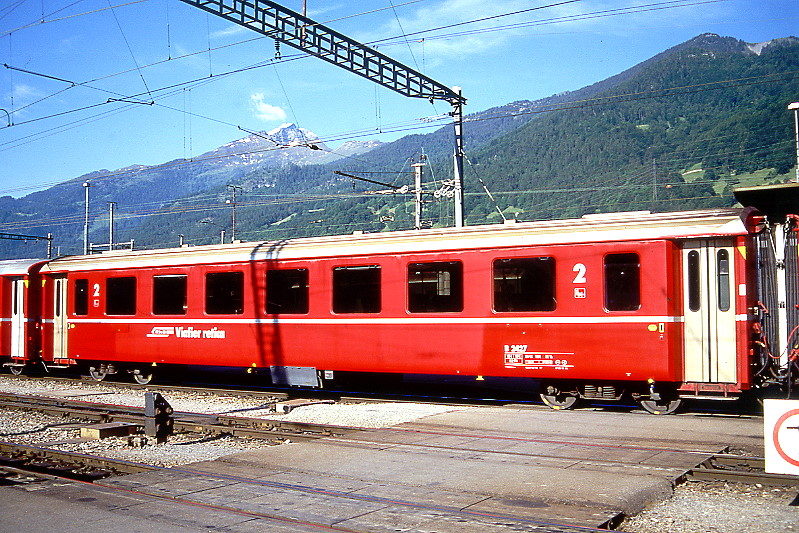 RhB - B 2427 am 07.06.1997 in Landquart - 2.Klasse Einheitspersonenwagen (Typ II) - �bernahme 24.08.1979 - FFA/SWP/RhB - Fahrzeuggewicht 15,00t - Sitzpl�tze 52/Stehpl�tze 24 - L�P 18,50m - zul�ssige Geschwindigkeit 90 km/h - �3=23.12.1993 - Logo RhB in r�toromanisch - Anschriftenfeld hoch, Klassezahlen gro�, Griffstangen neben den T�ren entfernt, gelbe Taster neben den T�ren, Kennzeichnung an den Ecken gelb - Hinweis: Die Fahrzeugserie bestand aus 30 Wagen mit den Nummern 2421 bis 2450. 
