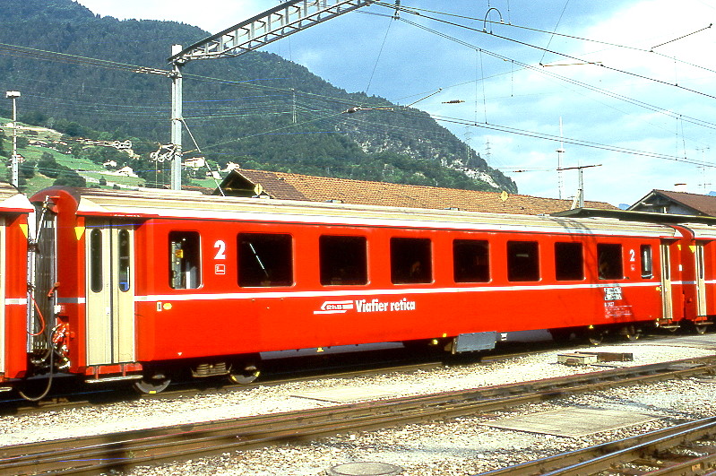 RhB - B 2427 am 28.08.1997 in Landquart - 2.Klasse Einheitspersonenwagen (Typ II) - �bernahme 24.08.1979 - FFA/SWP/RhB - Fahrzeuggewicht 15,00t - Sitzpl�tze 52/Stehpl�tze 24 - L�P 18,50m - zul�ssige Geschwindigkeit 90 km/h - �3=23.12.1993 - Logo RhB in r�toromanisch - Anschriftenfeld hoch, Klassezahlen gro�, Griffstangen neben den T�ren entfernt, gelbe Taster neben den T�ren, Kennzeichnung an den Ecken gelb - Hinweis: Die Fahrzeugserie bestand aus 30 Wagen mit den Nummern 2421 bis 2450. 

