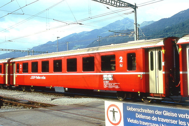 RhB - B 2427 am 28.08.1997 in Landquart - 2.Klasse Einheitspersonenwagen (Typ II) - �bernahme 24.08.1979 - FFA/SWP/RhB - Fahrzeuggewicht 15,00t - Sitzpl�tze 52/Stehpl�tze 24 - L�P 18,50m - zul�ssige Geschwindigkeit 90 km/h - �3=23.12.1993 - Logo RhB in r�toromanisch - Anschriftenfeld hoch, Klassezahlen gro�, Griffstangen neben den T�ren entfernt, gelbe Taster neben den T�ren, Kennzeichnung an den Ecken gelb - Hinweis: Die Fahrzeugserie bestand aus 30 Wagen mit den Nummern 2421 bis 2450. 
