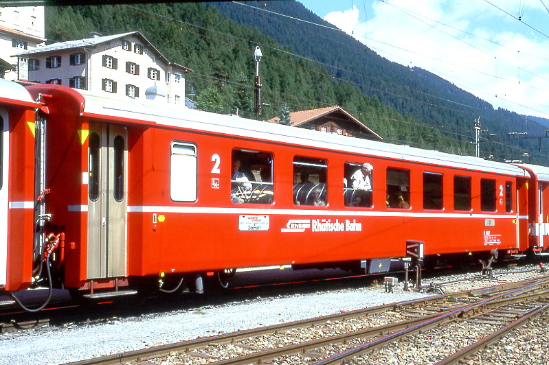 RhB - B 2427 am 29.08.1998 in Disentis - 2.Klasse Einheitspersonenwagen (Typ II) - �bernahme 24.08.1979 - FFA/SWP/RhB - Fahrzeuggewicht 15,00t - Sitzpl�tze 52/Stehpl�tze 24 - L�P 18,50m - zul�ssige Geschwindigkeit 90 km/h - �3=23.12.1993 - Logo RhB in r�toromanisch - Anschriftenfeld hoch, Klassezahlen gro�, Griffstangen neben den T�ren entfernt, gelbe Taster neben den T�ren, Kennzeichnung an den Ecken gelb - Hinweis: Die Fahrzeugserie bestand aus 30 Wagen mit den Nummern 2421 bis 2450. 
