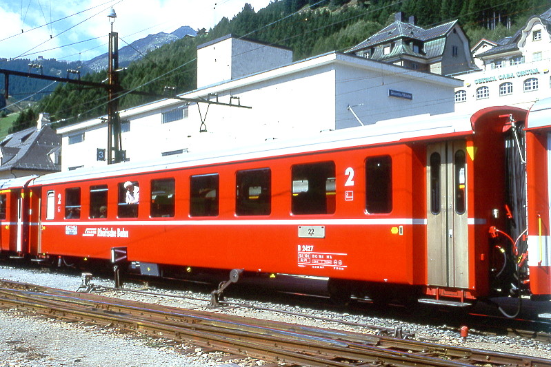 RhB - B 2427 am 29.08.1998 in Disentis - 2.Klasse Einheitspersonenwagen (Typ II) - �bernahme 24.08.1979 - FFA/SWP/RhB - Fahrzeuggewicht 15,00t - Sitzpl�tze 52/Stehpl�tze 24 - L�P 18,50m - zul�ssige Geschwindigkeit 90 km/h - �3=23.12.1993 - Logo RhB in r�toromanisch - Anschriftenfeld hoch, Klassezahlen gro�, Griffstangen neben den T�ren entfernt, gelbe Taster neben den T�ren, Kennzeichnung an den Ecken gelb - Hinweis: Die Fahrzeugserie bestand aus 30 Wagen mit den Nummern 2421 bis 2450. 
