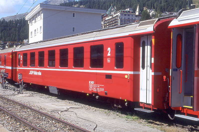 RhB - B 2427 am 25.08.2008 in St.Moritz - 2.Klasse Einheitspersonenwagen (Typ II) - �bernahme 24.08.1979 - FFA/SWP/RhB - Fahrzeuggewicht 16,00t - Sitzpl�tze 52/Stehpl�tze 24 - L�P 18,50m - zul�ssige Geschwindigkeit 90 km/h - �3=28.01.2005 - Logo RhB in r�toromanisch - Anschriftenfeld hoch, Klassezahlen gro�, Fahrzeugnummern dick, Kennzeichnung an den Ecken orange - Hinweis: Die Fahrzeugserie bestand aus 30 Wagen mit den Nummern 2421 bis 2450. 
