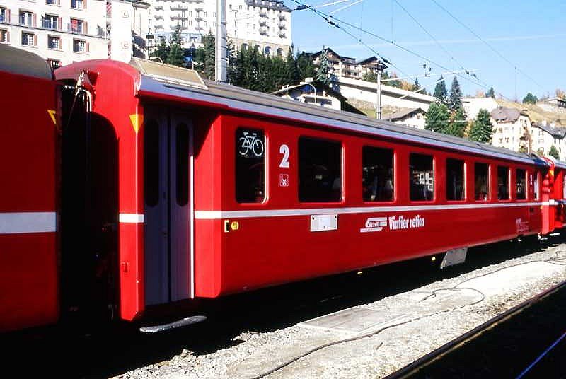 RhB - B 2427 am 17.10.2008 in St.Moritz - 2.Klasse Einheitspersonenwagen (Typ II) - �bernahme 24.08.1979 - FFA/SWP/RhB - Fahrzeuggewicht 16,00t - Sitzpl�tze 52/Stehpl�tze 24 - L�P 18,50m - zul�ssige Geschwindigkeit 90 km/h - �3=28.01.2005 - Logo RhB in r�toromanisch - Anschriftenfeld hoch, Klassezahlen gro�, Fahrzeugnummern dick, Kennzeichnung an den Ecken orange - Hinweis: Die Fahrzeugserie bestand aus 30 Wagen mit den Nummern 2421 bis 2450. 
