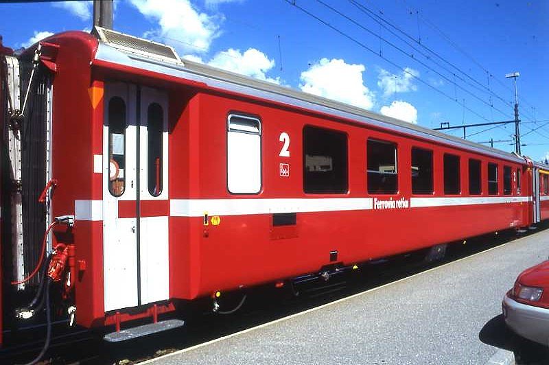 RhB - B 2428 am 27.08.2008 in Scuol - 2.Klasse Einheitspersonenwagen (Typ II) - �bernahme 05.09.1979 - FFA/SWP/RhB - Fahrzeuggewicht 16,00t - Sitzpl�tze 52/Stehpl�tze 0 - L�P 18,50m - zul�ssige Geschwindigkeit 90 km/h - Logo Graub�nden RhB in italienisch - Kennzeichnung an den Ecken orange - Hinweis: Die Fahrzeugserie bestand aus 30 Wagen mit den Nummern 2421 bis 2450. 

