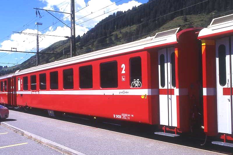 RhB - B 2428 am 27.08.2008 in Scuol - 2.Klasse Einheitspersonenwagen (Typ II) - �bernahme 05.09.1979 - FFA/SWP/RhB - Fahrzeuggewicht 16,00t - Sitzpl�tze 52/Stehpl�tze 0 - L�P 18,50m - zul�ssige Geschwindigkeit 90 km/h - Logo Graub�nden RhB in italienisch - Kennzeichnung an den Ecken orange - Hinweis: Die Fahrzeugserie bestand aus 30 Wagen mit den Nummern 2421 bis 2450. 
