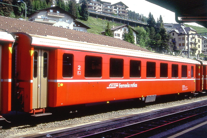 RhB - B 2429 am 26.08.1995 in St.Moritz - 2.Klasse Einheitspersonenwagen (Typ II) - �bernahme 13.09.1979 - FFA/SWP - Fahrzeuggewicht 15,00t - Sitzpl�tze 52 - L�P 18,50m - zul�ssige Geschwindigkeit 90 km/h - �2=23.12.1994 - Logo RhB in italienisch - kleine Klassezahlen, Griffastangen neben den T�ren entfernt, gelbe Taster neben den T�ren, Kennzeichnung an den Ecken gelb - Hinweis: Die Fahrzeugserie bestand aus 30 Wagen mit den Nummern 2421 bis 2450. 
