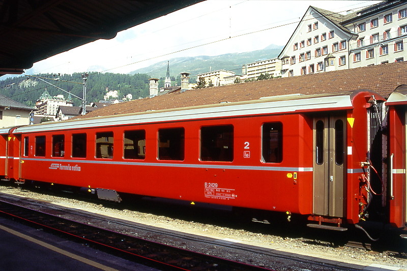 RhB - B 2429 am 26.08.1995 in St.Moritz - 2.Klasse Einheitspersonenwagen (Typ II) - �bernahme 13.09.1979 - FFA/SWP - Fahrzeuggewicht 15,00t - Sitzpl�tze 52 - L�P 18,50m - zul�ssige Geschwindigkeit 90 km/h - �2=23.12.1994 - Logo RhB in italienisch - kleine Klassezahlen, Griffastangen neben den T�ren entfernt, gelbe Taster neben den T�ren, Kennzeichnung an den Ecken gelb - Hinweis: Die Fahrzeugserie bestand aus 30 Wagen mit den Nummern 2421 bis 2450. 
