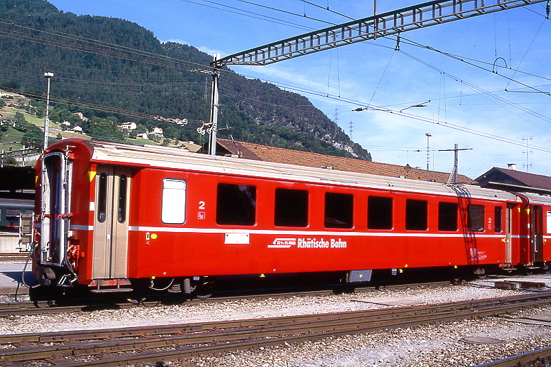 RhB - B 2429 am 07.06.1997 in Landquart - 2.Klasse Einheitspersonenwagen (Typ II) - �bernahme 13.09.1979 - FFA/SWP - Fahrzeuggewicht 15,00t - Sitzpl�tze 52 - L�P 18,50m - zul�ssige Geschwindigkeit 90 km/h - �2=23.12.1994 - Logo RhB in deutsch - kleine Klassezahlen, Griffastangen neben den T�ren entfernt, gelbe Taster neben den T�ren, Kennzeichnung an den Ecken gelb - Hinweis: Die Fahrzeugserie bestand aus 30 Wagen mit den Nummern 2421 bis 2450. 
