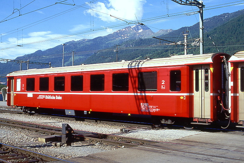 RhB - B 2429 am 07.06.1997 in Landquart - 2.Klasse Einheitspersonenwagen (Typ II) - �bernahme 13.09.1979 - FFA/SWP - Fahrzeuggewicht 15,00t - Sitzpl�tze 52 - L�P 18,50m - zul�ssige Geschwindigkeit 90 km/h - �2=23.12.1994 - Logo RhB in deutsch - kleine Klassezahlen, Griffastangen neben den T�ren entfernt, gelbe Taster neben den T�ren, Kennzeichnung an den Ecken gelb - Hinweis: Die Fahrzeugserie bestand aus 30 Wagen mit den Nummern 2421 bis 2450. 
