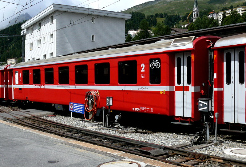 RhB - B 2429 am 27.07.2010 in St.Moritz - 2.Klasse Einheitspersonenwagen (Typ II) - �bernahme 13.09.1979 - FFA/SWP - Fahrzeuggewicht 16,00t - Sitzpl�tze 54 - L�P 18,50m - zul�ssige Geschwindigkeit 90 km/h - Logo Graub�nden in deutsch - Kennzeichnung an den Ecken orange - Hinweis: Die Fahrzeugserie besteht aus 30 Wagen mit den Nummern 2421 bis 2450. 
