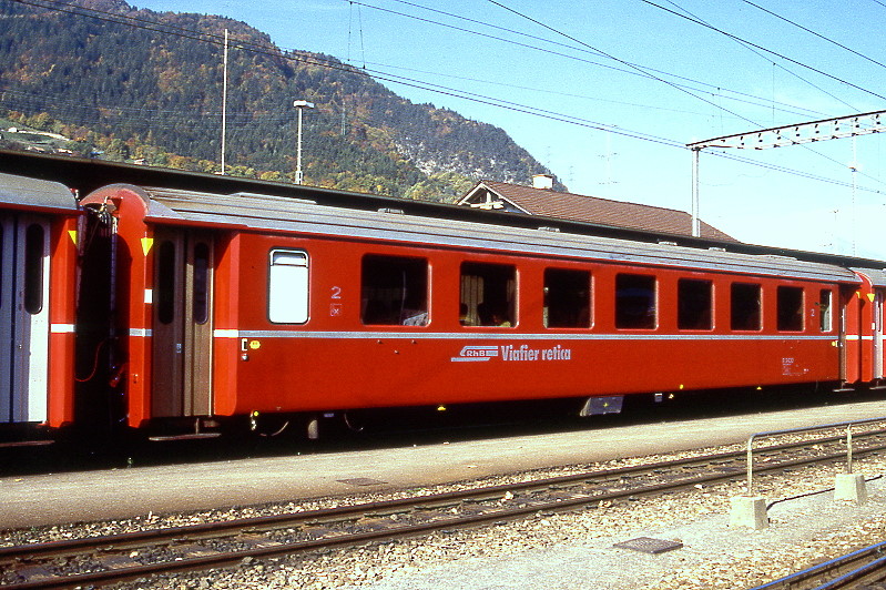 RhB - B 2430 I am 17.10.1998 in Landquart - 2.Klasse Einheitspersonenwagen (Typ II) - Baujahr 1979 - FFA/SWP - Fahrzeuggewicht 15,00t - Sitzpl�tze 54 - L�P 18,50m - zul�ssige Geschwindigkeit 90 km/h - Logo RhB in r�toromanisch - Klassenzahlen klein, Griffstangen neben den T�ren entfernt, Taster neben den T�ren, Kennzeichnung an den Ecken gelb - Lebenslauf: ex B 2430 I - 09/2005 B 2434 II - Hinweis: Die Fahrzeugserie bestand aus 30 Wagen mit den Nummern 2421 bis 2450. 
