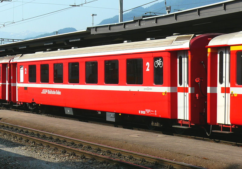 RhB - B 2430 II am 13.7.2013 in Landquart - 2.Klasse Einheitspersonenwagen (Typ II) - Baujahr 1980 - FFA/SWP - Fahrzeuggewicht 16,00t - Sitzpl�tze 54 - L�P 18,50m - zul�ssige Geschwindigkeit 90 km/h - Logo Graub�nden, RhB in deutsch - Kennzeichnung an den Ecken orange - Lebenslauf: ex B 2434 I - 08/2005 B 2430 II - Hinweis: Die Fahrzeugserie besteht aus 30 Wagen mit den Nummern 2421 bis 2450. 
