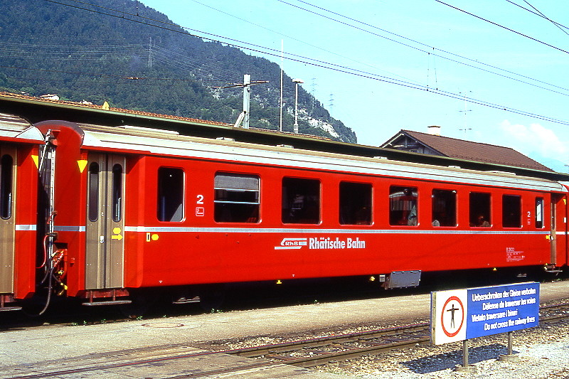 RhB - B 2432 am 19.08.1995 in Landquart - 2.Klasse Einheitspersonenwagen (Typ II) - �bernahme 23.10.1979 - FFA/SWP - Fahrzeuggewicht 15,00t - Sitzpl�tze 52 - L�P 18,50m - zul�ssige Geschwindigkeit 90 km/h - �2=02.09.1994 - Logo RhB in deutsch - Klassezahlen klein, Griffstangen neben den T�ren entfernt, gelbe Taster neben den T�ren, Kennzeichnung an den Ecken gelb - Hinweis: Die Fahrzeugserie bestand aus 30 Wagen mit den Nummern 2421 bis 2450. 
