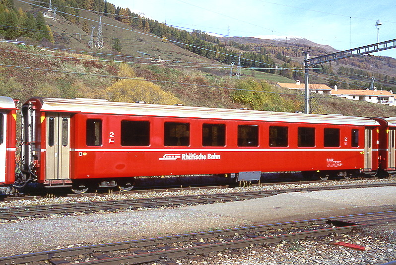 RhB - B 2432 am 19.08.1995 in Landquart - 2.Klasse Einheitspersonenwagen (Typ II) - �bernahme 23.10.1979 - FFA/SWP - Fahrzeuggewicht 15,00t - Sitzpl�tze 52 - L�P 18,50m - zul�ssige Geschwindigkeit 90 km/h - �2=02.09.1994 - Logo RhB in deutsch - Klassezahlen klein, Griffstangen neben den T�ren entfernt, gelbe Taster neben den T�ren, Kennzeichnung an den Ecken gelb - Hinweis: Die Fahrzeugserie bestand aus 30 Wagen mit den Nummern 2421 bis 2450. 
