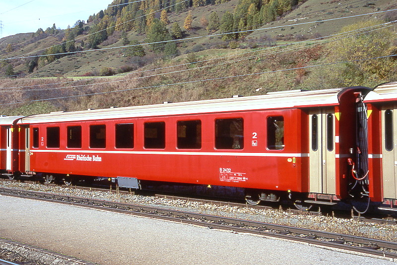 RhB - B 2432 am 19.08.1995 in Landquart - 2.Klasse Einheitspersonenwagen (Typ II) - �bernahme 23.10.1979 - FFA/SWP - Fahrzeuggewicht 15,00t - Sitzpl�tze 52 - L�P 18,50m - zul�ssige Geschwindigkeit 90 km/h - �2=02.09.1994 - Logo RhB in deutsch - Klassezahlen klein, Griffstangen neben den T�ren entfernt, gelbe Taster neben den T�ren, Kennzeichnung an den Ecken gelb - Hinweis: Die Fahrzeugserie bestand aus 30 Wagen mit den Nummern 2421 bis 2450. 
