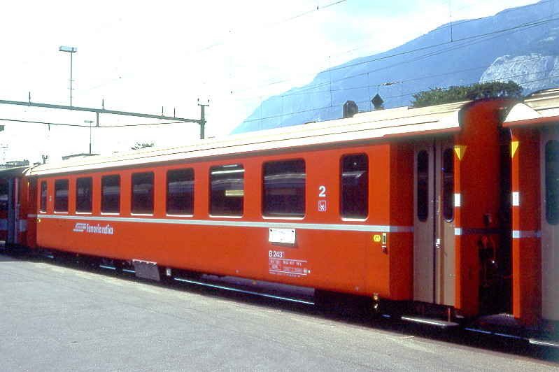 RhB - B 2433 am 06.09.1996 in Chur - 2.Klasse Einheitspersonenwagen (Typ II) - Übernahme 06.11.1979 - FFA/SWP - Fahrzeuggewicht 15,00t - Sitzplätze 52 - LüP 18,50m - zulässige Geschwindigkeit 90 km/h - ®2=08.07.1994 - Logo RhB in italienisch - Klassezahlen klein, Griffstangen neben den Türen entfernt, gelbe Taster neben den Türen, Kennzeichnung an den Ecken gelb - Hinweis: Die Fahrzeugserie bestand aus 30 Wagen mit den Nummern 2421 bis 2450. 
