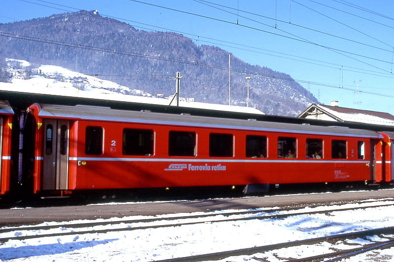 RhB - B 2433 am 30.01.1998 in Landquart - 2.Klasse Einheitspersonenwagen (Typ II) - �bernahme 06.11.1979 - FFA/SWP - Fahrzeuggewicht 15,00t - Sitzpl�tze 52 - L�P 18,50m - zul�ssige Geschwindigkeit 90 km/h - �2=08.07.1994 - Logo RhB in italienisch - Klassezahlen klein, Griffstangen neben den T�ren entfernt, gelbe Taster neben den T�ren, Kennzeichnung an den Ecken gelb - Hinweis: Die Fahrzeugserie bestand aus 30 Wagen mit den Nummern 2421 bis 2450. 
