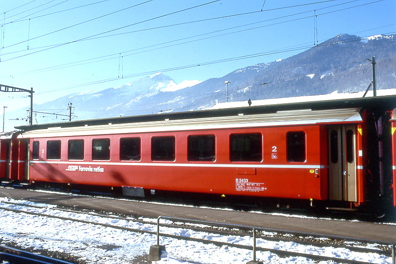 RhB - B 2433 am 30.01.1998 in Landquart - 2.Klasse Einheitspersonenwagen (Typ II) - �bernahme 06.11.1979 - FFA/SWP - Fahrzeuggewicht 15,00t - Sitzpl�tze 52 - L�P 18,50m - zul�ssige Geschwindigkeit 90 km/h - �2=08.07.1994 - Logo RhB in italienisch - Klassezahlen klein, Griffstangen neben den T�ren entfernt, gelbe Taster neben den T�ren, Kennzeichnung an den Ecken gelb - Hinweis: Die Fahrzeugserie bestand aus 30 Wagen mit den Nummern 2421 bis 2450. 
