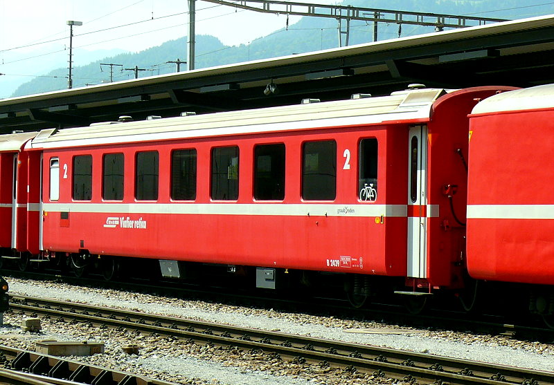 RhB - B 2439 am 18.07.2013 in Landquart - 2.Klasse Einheitspersonenwagen (Typ II) - Baujahr 1980 - FFA/SWP - Fahrzeuggewicht 16,00t - Sitzpl�tze 54 - L�P 18,50m - zul�ssige Geschwindigkeit 90 km/h - Logo Graub�nden, RhB in r�toromanisch - Kennzeichnung an den Ecken orange - Hinweis: Die Fahrzeugserie besteht aus 30 Wagen mit den Nummern 2421 bis 2450. 
