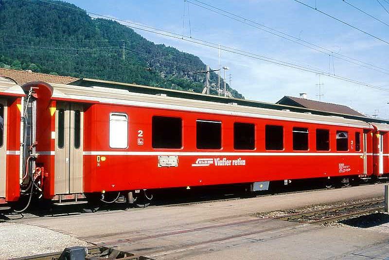 RhB - B 2439 am 07.06.1997 in Landquart - 2.Klasse Einheitspersonenwagen (Typ II) - �bernahme 24.01.1980 1980 - FFA/SWP - Fahrzeuggewicht 15,00t - Sitzpl�tze 52 - L�P 18,50m - zul�ssige Geschwindigkeit 90 km/h - Logo RhB in r�toromanisch, gelbe Taster, Klassezahlen klein - Kennzeichnung an den Ecken gelb - Hinweis: Die Fahrzeugserie besteht aus 30 Wagen mit den Nummern 2421 bis 2450. 
