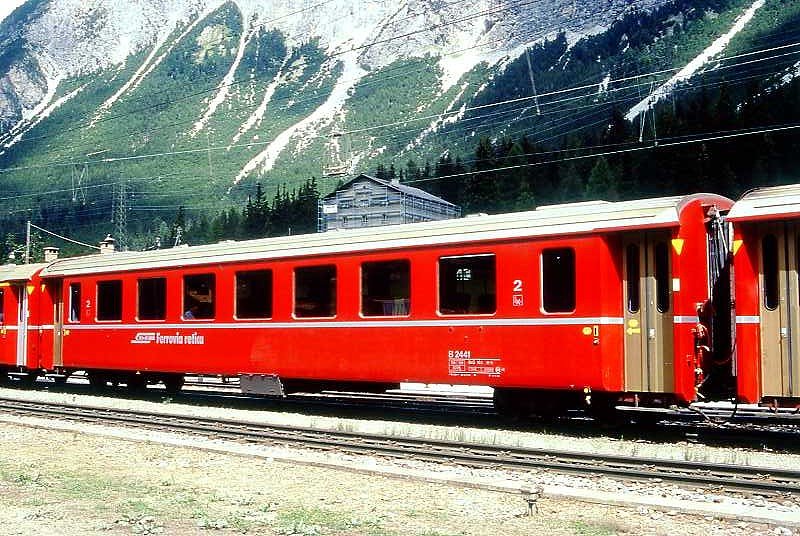 RhB - B 2441 am 23.08.1995 in Preda - 2.Klasse Einheitspersonenwagen (Typ II) - �bernahme 13.02.1980 - FFA/SWP - Fahrzeuggewicht 15,00t - Sitzpl�tze 52 - L�P 18,50m - zul�ssige Geschwindigkeit 90 km/h - Logo RhB in deutsch - Klassezahlen klein - gelbe Hinweispfeile f�r Taster an den Tpren - Kennzeichnung an den Ecken gelb - Hinweis: Die Fahrzeugserie besteht aus 30 Wagen mit den Nummern 2421 bis 2450. 
