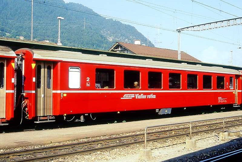RhB - B 2442 am 09.06.1996 in Landquart - 2.Klasse Einheitspersonenwagen (Typ II) - �bernahme 26.02.1980 - FFA/SWP - Fahrzeuggewicht 15,00t - Sitzpl�tze 52 - L�P 18,50m - zul�ssige Geschwindigkeit 90 km/h - �=07.10.1994 - Logo RhB in r�toromanisch - kleine Klassezahlen - Kennzeichnung an den Ecken gelb - Hinweis: Die Fahrzeugserie besteht aus 30 Wagen mit den Nummern 2421 bis 2450. 
