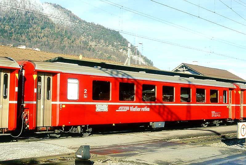 RhB - B 2442 am 28.02.1997 in Landquart - 2.Klasse Einheitspersonenwagen (Typ II) - �bernahme 26.02.1980 - FFA/SWP - Fahrzeuggewicht 15,00t - Sitzpl�tze 52 - L�P 18,50m - zul�ssige Geschwindigkeit 90 km/h - �=07.10.1994 - Logo RhB in r�toromanisch - kleine Klassezahlen - Kennzeichnung an den Ecken gelb - Hinweis: Die Fahrzeugserie besteht aus 30 Wagen mit den Nummern 2421 bis 2450. 
