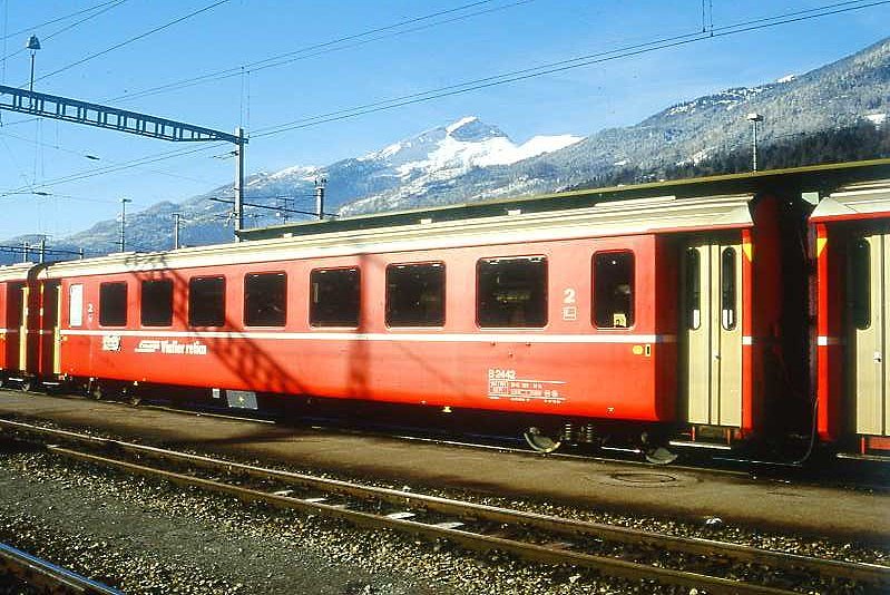 RhB - B 2442 am 28.02.1997 in Landquart - 2.Klasse Einheitspersonenwagen (Typ II) - �bernahme 26.02.1980 - FFA/SWP - Fahrzeuggewicht 15,00t - Sitzpl�tze 52 - L�P 18,50m - zul�ssige Geschwindigkeit 90 km/h - �=07.10.1994 - Logo RhB in r�toromanisch - kleine Klassezahlen - Kennzeichnung an den Ecken gelb - Hinweis: Die Fahrzeugserie besteht aus 30 Wagen mit den Nummern 2421 bis 2450. 
