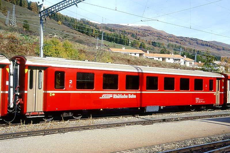RhB - B 2442 am 22.10.1998 in Scuol - 2.Klasse Einheitspersonenwagen (Typ II) - �bernahme 26.02.1980 - FFA/SWP - Fahrzeuggewicht 15,00t - Sitzpl�tze 52 - L�P 18,50m - zul�ssige Geschwindigkeit 90 km/h - �=07.10.1994 - Logo RhB in deutsch - kleine Klassezahlen - Kennzeichnung an den Ecken gelb - Hinweis: Die Fahrzeugserie besteht aus 30 Wagen mit den Nummern 2421 bis 2450. 
