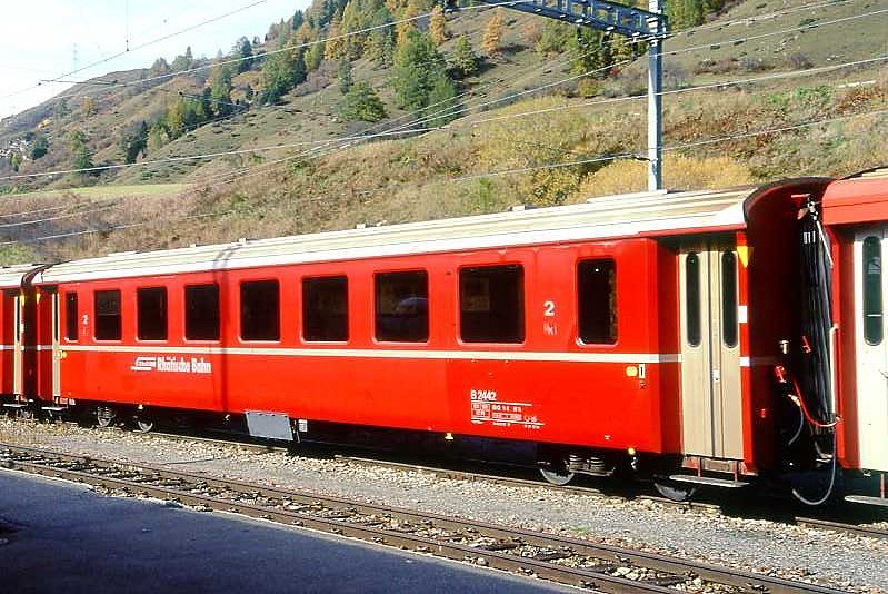 RhB - B 2442 am 22.10.1998 in Scuol - 2.Klasse Einheitspersonenwagen (Typ II) - �bernahme 26.02.1980 - FFA/SWP - Fahrzeuggewicht 15,00t - Sitzpl�tze 52 - L�P 18,50m - zul�ssige Geschwindigkeit 90 km/h - �=07.10.1994 - Logo RhB in deutsch - kleine Klassezahlen - Kennzeichnung an den Ecken gelb - Hinweis: Die Fahrzeugserie besteht aus 30 Wagen mit den Nummern 2421 bis 2450. 
