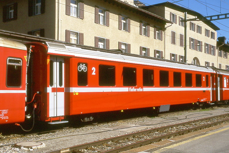 RhB - B 2442 am 31.08.2007 in St.Moritz - 2.Klasse Einheitspersonenwagen (Typ II) - Baujahr 1980 - FFA/SWP - Fahrzeuggewicht 16,00t - Sitzpl�tze 54 - L�P 18,50m - zul�ssige Geschwindigkeit 90 km/h - Logo Graub�nden, RhB in r�toromanisch - Kennzeichnung an den Ecken orange - Hinweis: Die Fahrzeugserie besteht aus 30 Wagen mit den Nummern 2421 bis 2450. 
