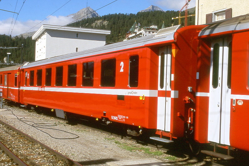 RhB - B 2442 am 31.08.2007 in St.Moritz - 2.Klasse Einheitspersonenwagen (Typ II) - Baujahr 1980 - FFA/SWP - Fahrzeuggewicht 16,00t - Sitzpl�tze 54 - L�P 18,50m - zul�ssige Geschwindigkeit 90 km/h - Logo Graub�nden, RhB in r�toromanisch - Kennzeichnung an den Ecken orange - Hinweis: Die Fahrzeugserie besteht aus 30 Wagen mit den Nummern 2421 bis 2450. 
