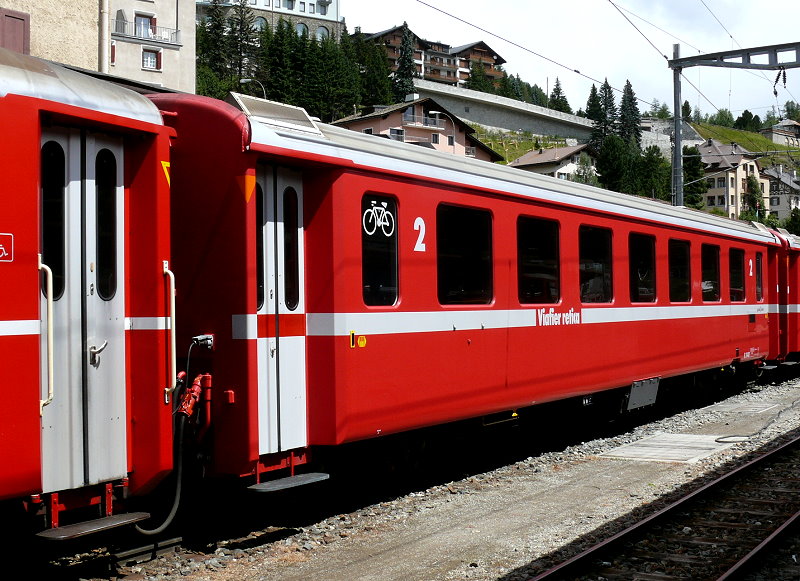 RhB - B 2442 am 27.07.2010 in St.Moritz - 2.Klasse Einheitspersonenwagen (Typ II) - Baujahr 1980 - FFA/SWP - Fahrzeuggewicht 16,00t - Sitzpl�tze 54 - L�P 18,50m - zul�ssige Geschwindigkeit 90 km/h - Logo Graub�nden in r�toromanisch - Kennzeichnung an den Ecken orange - Hinweis: Die Fahrzeugserie besteht aus 30 Wagen mit den Nummern 2421 bis 2450. 
