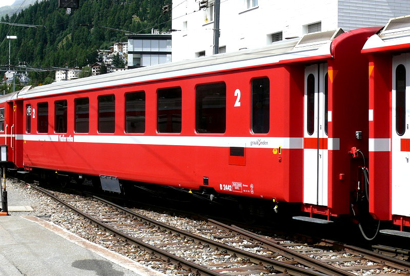 RhB - B 2442 am 27.07.2010 in St.Moritz - 2.Klasse Einheitspersonenwagen (Typ II) - Baujahr 1980 - FFA/SWP - Fahrzeuggewicht 16,00t - Sitzpl�tze 54 - L�P 18,50m - zul�ssige Geschwindigkeit 90 km/h - Logo Graub�nden in r�toromanisch - Kennzeichnung an den Ecken orange - Hinweis: Die Fahrzeugserie besteht aus 30 Wagen mit den Nummern 2421 bis 2450. 
