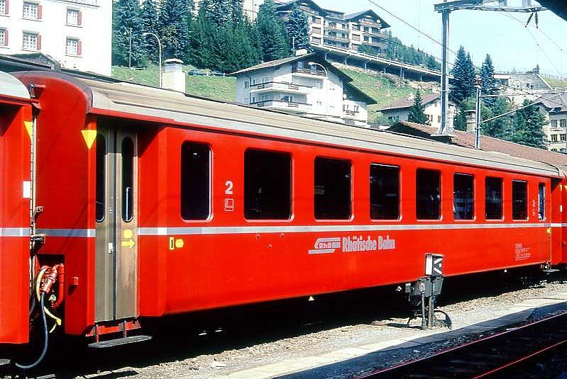 RhB - B 2443 am 07.09.1994 in St.Moritz - 2.Klasse Einheitspersonenwagen (Typ II) - �bernahme 10.03.1980 - FFA/SWP - Fahrzeuggewicht 15,00t - Sitzpl�tze 52 - L�P 18,50m - zul�ssige Geschwindigkeit 90 km/h - �2=15.11.1988 - Logo RhB in deutsch - gelbe Hinweispfeile an den T�ren f�r Taster - Kennzeichnung an den Ecken gelb - Hinweis: Die Fahrzeugserie besteht aus 30 Wagen mit den Nummern 2421 bis 2450. 
