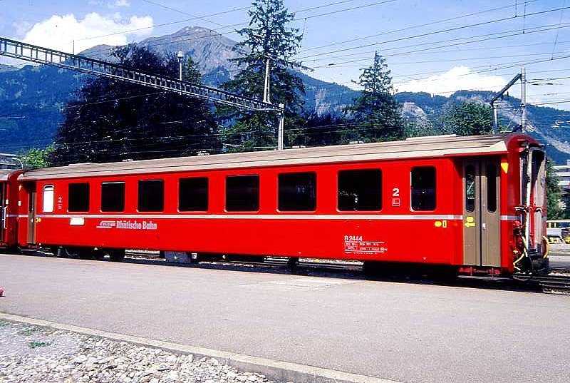 RhB - B 2444 am 20.09.1993 in Landquart - 2.Klasse Einheitspersonenwagen (Typ II) - �bernahme 18.03.1980 - FFA/SWP - Fahrzeuggewicht 15,00t - Sitzpl�tze 52 - L�P 18,50m - zul�ssige Geschwindigkeit 90 km/h - �2=23.12.1988 - Logo RhB in deutsch - gelbe Hinweispfeile an den T�ren f�r Taster - Kennzeichnung an den Ecken gelb - Hinweis: Die Fahrzeugserie besteht aus 30 Wagen mit den Nummern 2421 bis 2450. 
