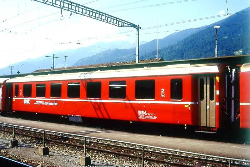 RhB - B 2444 am 19.08.1995 in Landquart - 2.Klasse Einheitspersonenwagen (Typ II) - �bernahme 18.03.1980 - FFA/SWP - Fahrzeuggewicht 15,00t - Sitzpl�tze 52 - L�P 18,50m - zul�ssige Geschwindigkeit 90 km/h - �2=04.11.1994 - Logo RhB in italienisch - mit Taster - Kennzeichnung an den Ecken gelb - Hinweis: Die Fahrzeugserie besteht aus 30 Wagen mit den Nummern 2421 bis 2450. 
