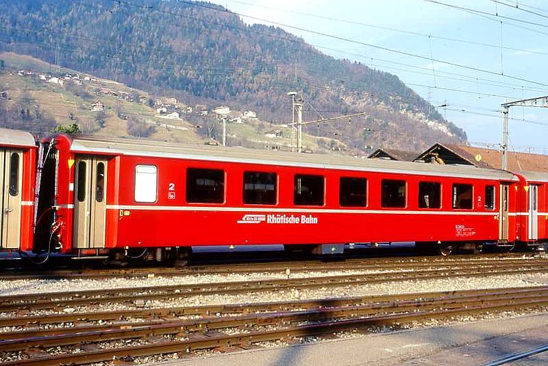 RhB - B 2444 am 22.02.1998 in Landquart - 2.Klasse Einheitspersonenwagen (Typ II) - �bernahme 18.03.1980 - FFA/SWP - Fahrzeuggewicht 15,00t - Sitzpl�tze 52 - L�P 18,50m - zul�ssige Geschwindigkeit 90 km/h - �2=04.11.1994 - Logo RhB in italienisch - mit Taster - Kennzeichnung an den Ecken gelb - Hinweis: Die Fahrzeugserie besteht aus 30 Wagen mit den Nummern 2421 bis 2450. 
