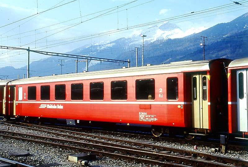 RhB - B 2444 am 22.02.1998 in Landquart - 2.Klasse Einheitspersonenwagen (Typ II) - �bernahme 18.03.1980 - FFA/SWP - Fahrzeuggewicht 15,00t - Sitzpl�tze 52 - L�P 18,50m - zul�ssige Geschwindigkeit 90 km/h - �2=04.11.1994 - Logo RhB in italienisch - mit Taster - Kennzeichnung an den Ecken gelb - Hinweis: Die Fahrzeugserie besteht aus 30 Wagen mit den Nummern 2421 bis 2450. 
