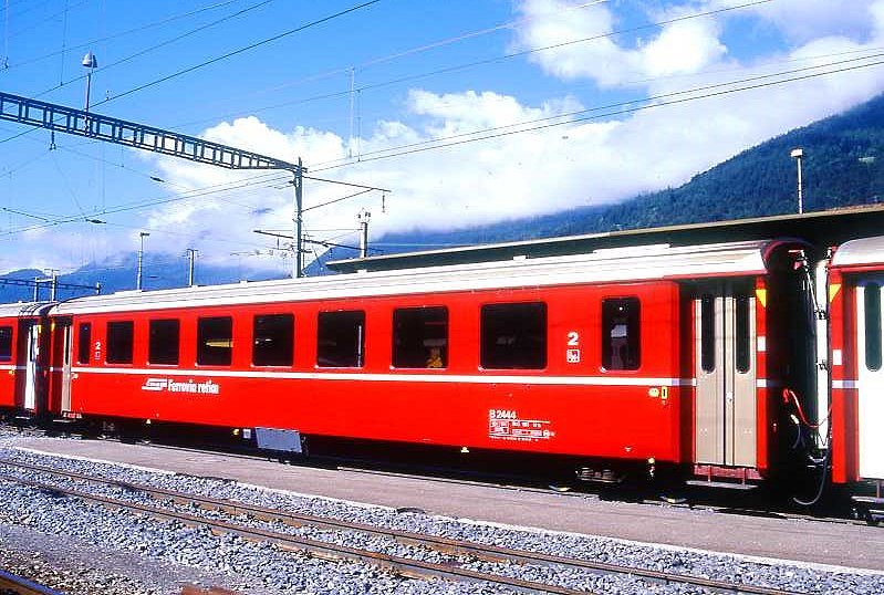 RhB - B 2444 am 20.06.1999 in Landquart - 2.Klasse Einheitspersonenwagen (Typ II) - �bernahme 18.03.1980 - FFA/SWP - Fahrzeuggewicht 15,00t - Sitzpl�tze 52 - L�P 18,50m - zul�ssige Geschwindigkeit 90 km/h - �2=04.11.1994 - Logo RhB in italienisch - mit Taster - Kennzeichnung an den Ecken gelb - Hinweis: Die Fahrzeugserie besteht aus 30 Wagen mit den Nummern 2421 bis 2450. 
