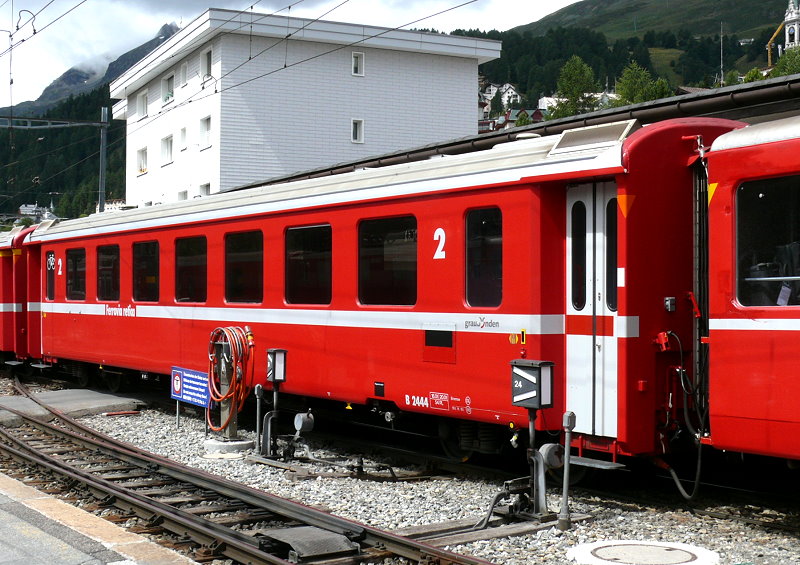 RhB - B 2444 am 30.07.2010 in St.Moritz - 2.Klasse Einheitspersonenwagen (Typ II) - �bernahme 18.03.1980 - FFA/SWP - Fahrzeuggewicht 15,00t - Sitzpl�tze 52 - L�P 18,50m - zul�ssige Geschwindigkeit 90 km/h - Logo Graub�nden in italienisch - Kennzeichnung an den Ecken gelb - Hinweis: Die Fahrzeugserie besteht aus 30 Wagen mit den Nummern 2421 bis 2450. 
