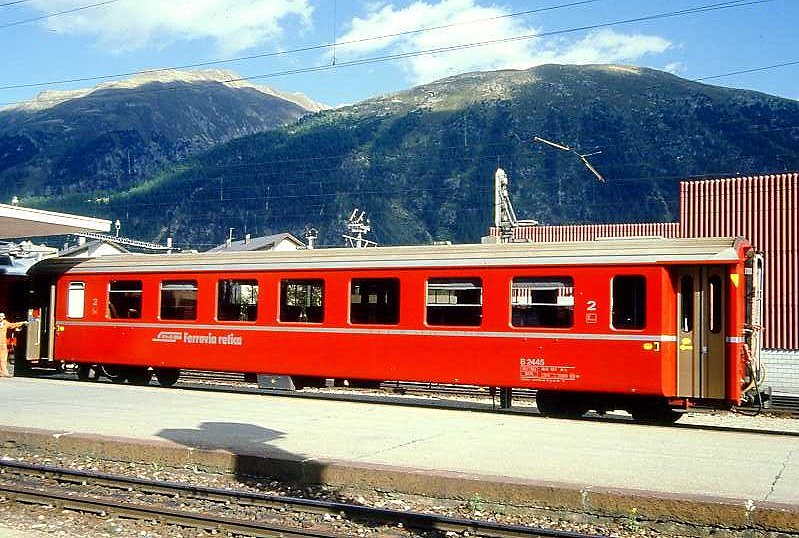 RhB - B 2445 am 31.08.1993 in Samedan - 2.Klasse Einheitspersonenwagen (Typ II) - �bernahme 01.04.1980 - FFA/SWP - Fahrzeuggewicht 15,00t - Sitzpl�tze 52 - L�P 18,50m - zul�ssige Geschwindigkeit 90 km/h - �2=02.07.1988 - Logo RhB in italienisch - gelbe Hinweispfeile an den T�ren f�r Taster - Kennzeichnung an den Ecken gelb - Hinweis: Die Fahrzeugserie besteht aus 30 Wagen mit den Nummern 2421 bis 2450. 
