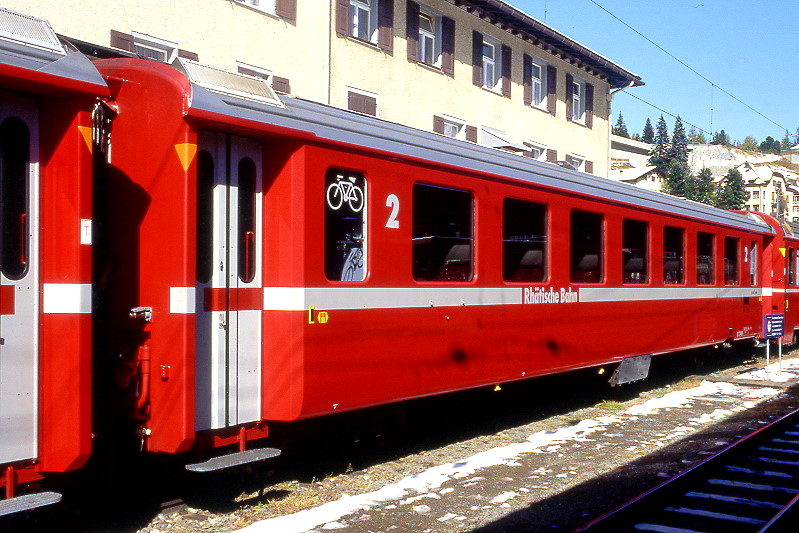 RhB - B 2446 am 05.10.2008 in St.Moritz - 2.Klasse Einheitspersonenwagen (Typ II) - Baujahr 1980 - FFA/SWP - Fahrzeuggewicht 16,00t - Sitzpl�tze 54 - L�P 18,50m - zul�ssige Geschwindigkeit 90 km/h - Logo Graub�nden, RhB in deutsch. Hinweis: Die Fahrzeugserie besteht aus 30 Wagen mit den Nummern 2421 bis 2450. 
