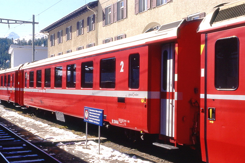 RhB - B 2446 am 05.10.2008 in St.Moritz - 2.Klasse Einheitspersonenwagen (Typ II) - Baujahr 1980 - FFA/SWP - Fahrzeuggewicht 16,00t - Sitzpl�tze 54 - L�P 18,50m - zul�ssige Geschwindigkeit 90 km/h - Logo Graub�nden, RhB in deutsch. Hinweis: Die Fahrzeugserie besteht aus 30 Wagen mit den Nummern 2421 bis 2450. 
