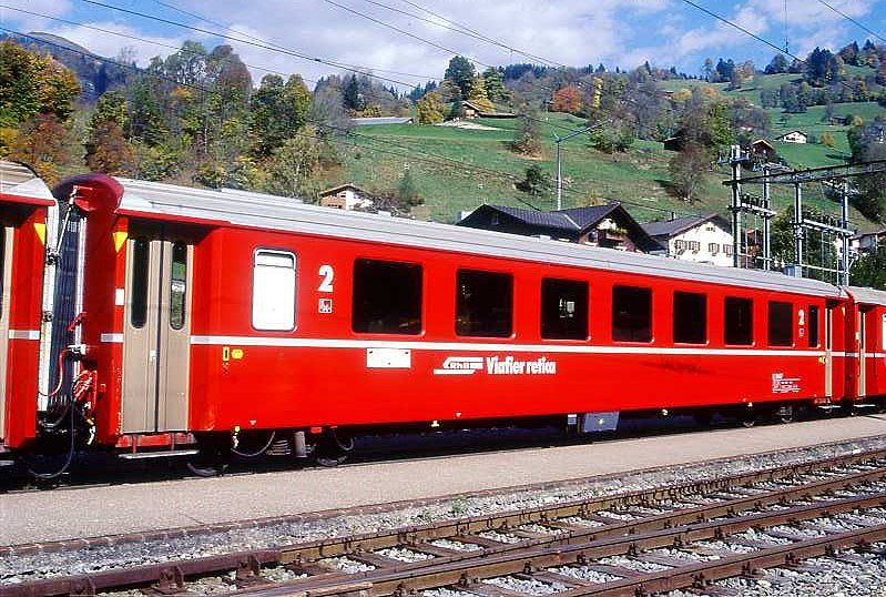 RhB - B 2447 am 17.10.1998 in K�blis - 2.Klasse Einheitspersonenwagen (Typ II) - Baujahr 1980 - FFA/SWP - Fahrzeuggewicht 15,00t - Sitzpl�tze 52 - L�P 18,50m - zul�ssige Geschwindigkeit 90 km/h - Logo RhB in r�toromanisch - Taster neben den T�ren - Kennzeichnung an den Ecken gelb - Hinweis: Die Fahrzeugserie besteht aus 30 Wagen mit den Nummern 2421 bis 2450. 
