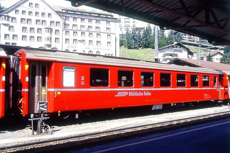 RhB - B 2448 am 31.08.1993 in St.Moritz - 2.Klasse Einheitspersonenwagen (Typ II) - �bernahme 15.10.1980 - FFA/SWP - Fahrzeuggewicht 15,00t - Sitzpl�tze 52 - L�P 18,50m - zul�ssige Geschwindigkeit 90 km/h - �2=11.01.1989 - Logo RhB in deutsch - gelbe Hinweispfeile an T�ren f�r Taster neben den T�ren - Kennzeichnung an den Ecken gelb - Hinweis: Die Fahrzeugserie besteht aus 30 Wagen mit den Nummern 2421 bis 2450. 

